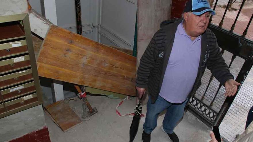 José Moreno, uno de los vecinos, junto al foso para el ascensor en el bloque de la barriada de Intelhorce.