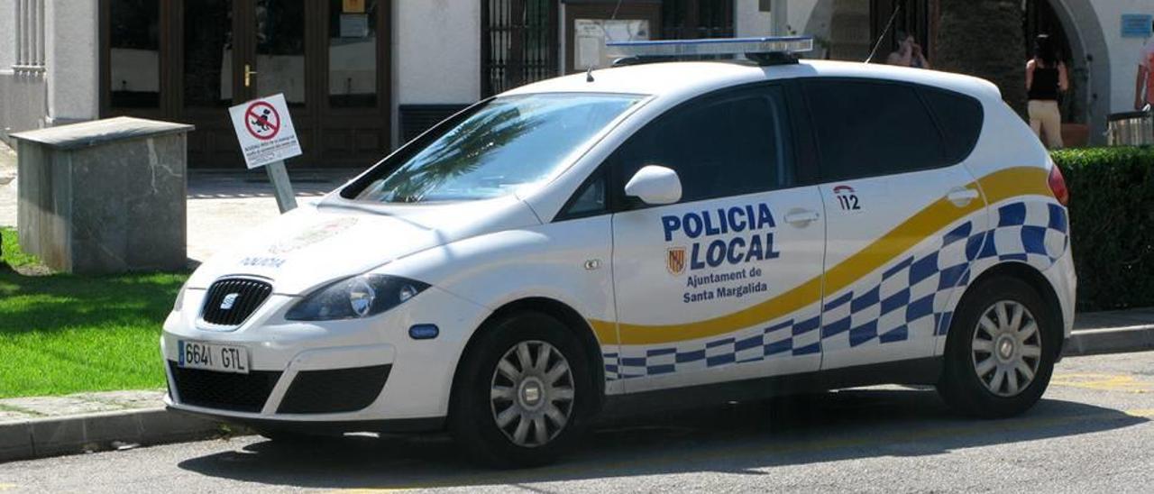 Un coche de la Policía Local de Santa Margalida, en la oficina municipal de Can Picafort.