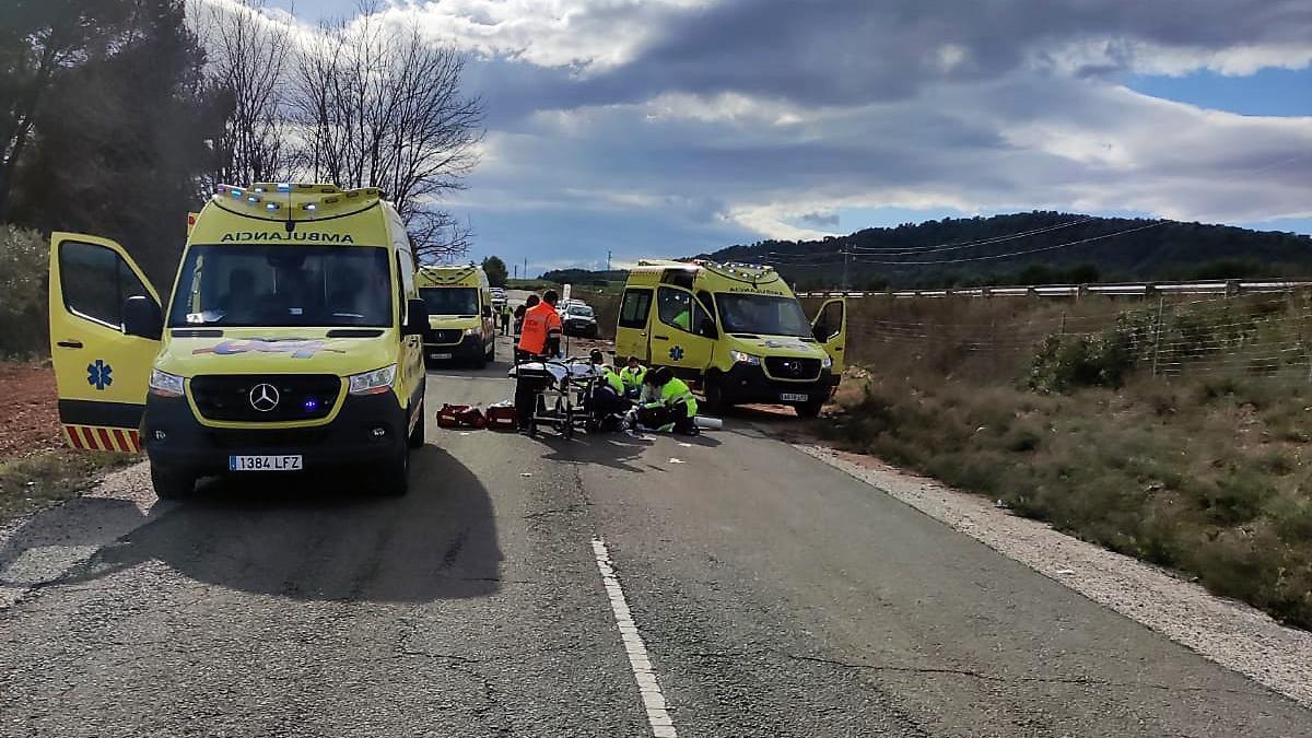 Los sanitarios atienden a los heridos