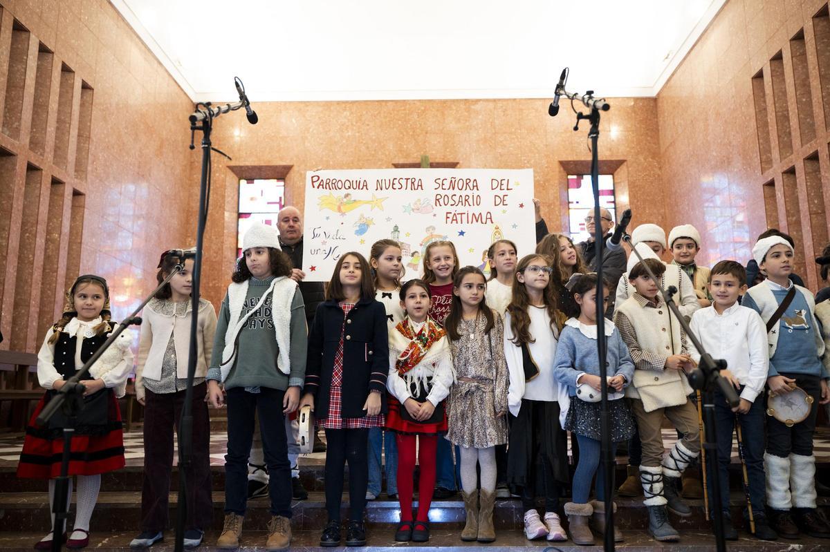 Un grupo de niños cantando villancicos durante el encuentro.