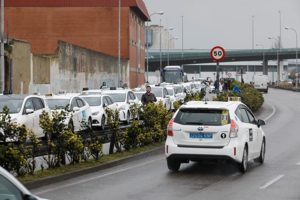 Concentración de taxistas de Gijón contra Uber y C