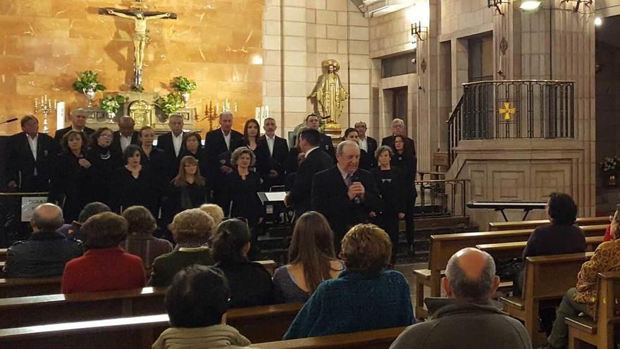 Ángel Lueje presenta al Coro Mixto Peña Santa en Cangas de Onís.