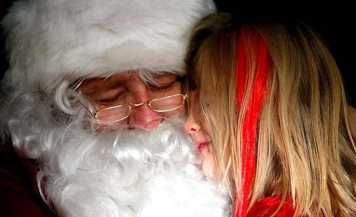Sentrina Klostermann, de cinc anys, abraça el Pare Noel en un centre comercial de Dubuque, Iowa (Estats Units).