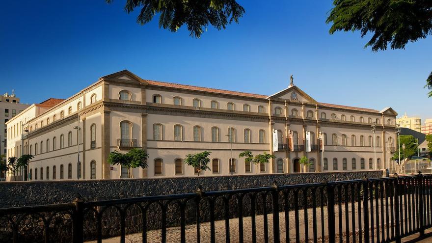 Museo de la Naturaleza y la Arqueología (MUNA)  Está en el antiguo Hospital Civil de la ciudad de Santa Cruz de Tenerife