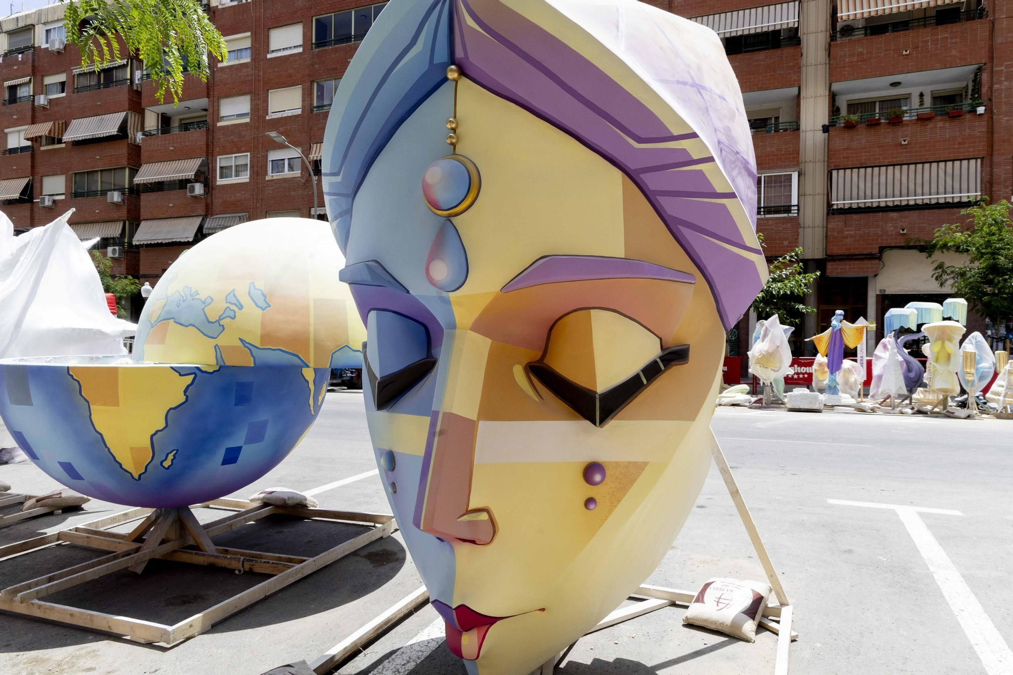 Las hogueras de Especial arrancan su plantà en Alicante