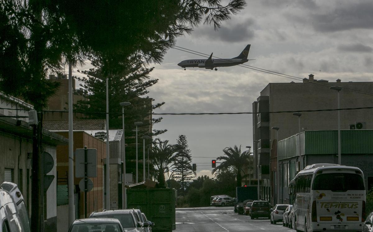 Una imagen de Torrellano, con un avión aterrizando en el aeropuerto