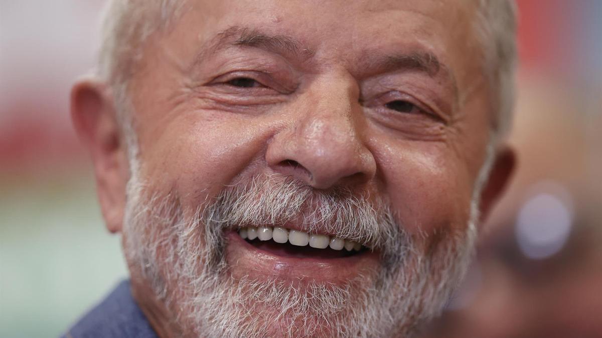 El exmandatario Luiz Inácio Lula da Silva sonríe durante un encuentro con miembros de la federación de alcaldes de Brasil.