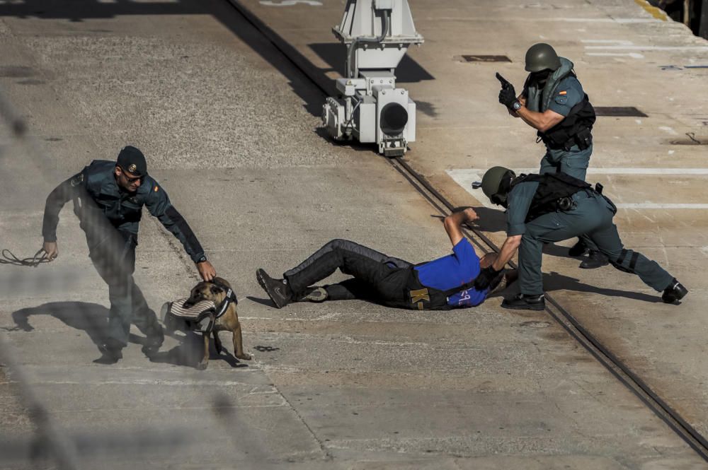 Polizeimanöver Guardia Civil stoppt Motorboot