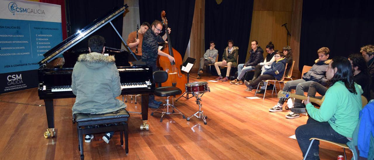 Un momento de la clase de piano y jazz que se imparte en Valga.