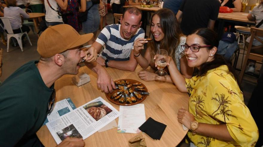 Comensales disfrutando de algunos de los platos del &quot;gastroespazo&quot;. // G. Santos