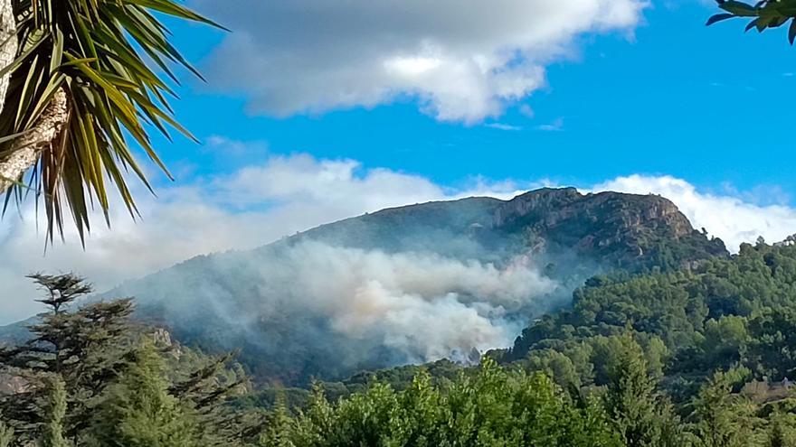 Investigan una quema en un chalet como origen del fuego que amenazaba la Murta