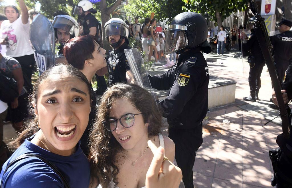 Todas las imágenes de la protesta por la Ebau y las cargas policiales junto a la Consejería de Educación