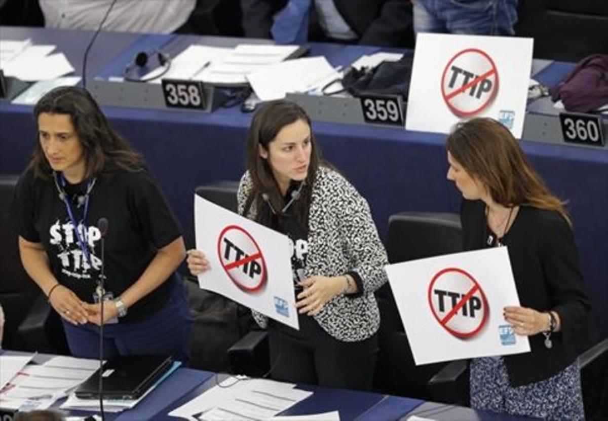 Eurodiputats contra el TTIP, al juny.