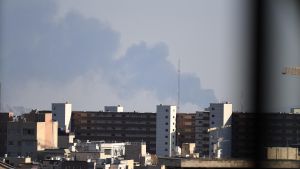 Columnas de humo tras bombardeos israelíes sobre Teherán, este lunes.