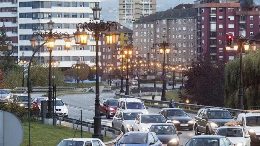 Tráfico intenso en la glorieta de Luis Oliver.