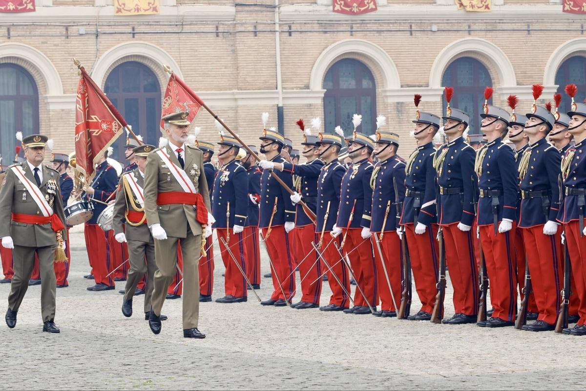 Felipe VI, en la Academia Militar de Zaragoza, pasando revista