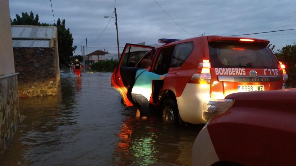 Bomberos y Protección Civil de Alicante participan en las labores de auxilio en la Vega Baja.