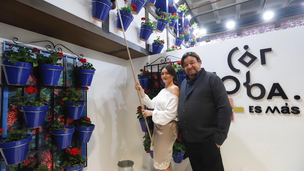 Belmonte posa junto a la modelo que representa su escultura de La Regaora, en el estand de Córdoba en Fitur.