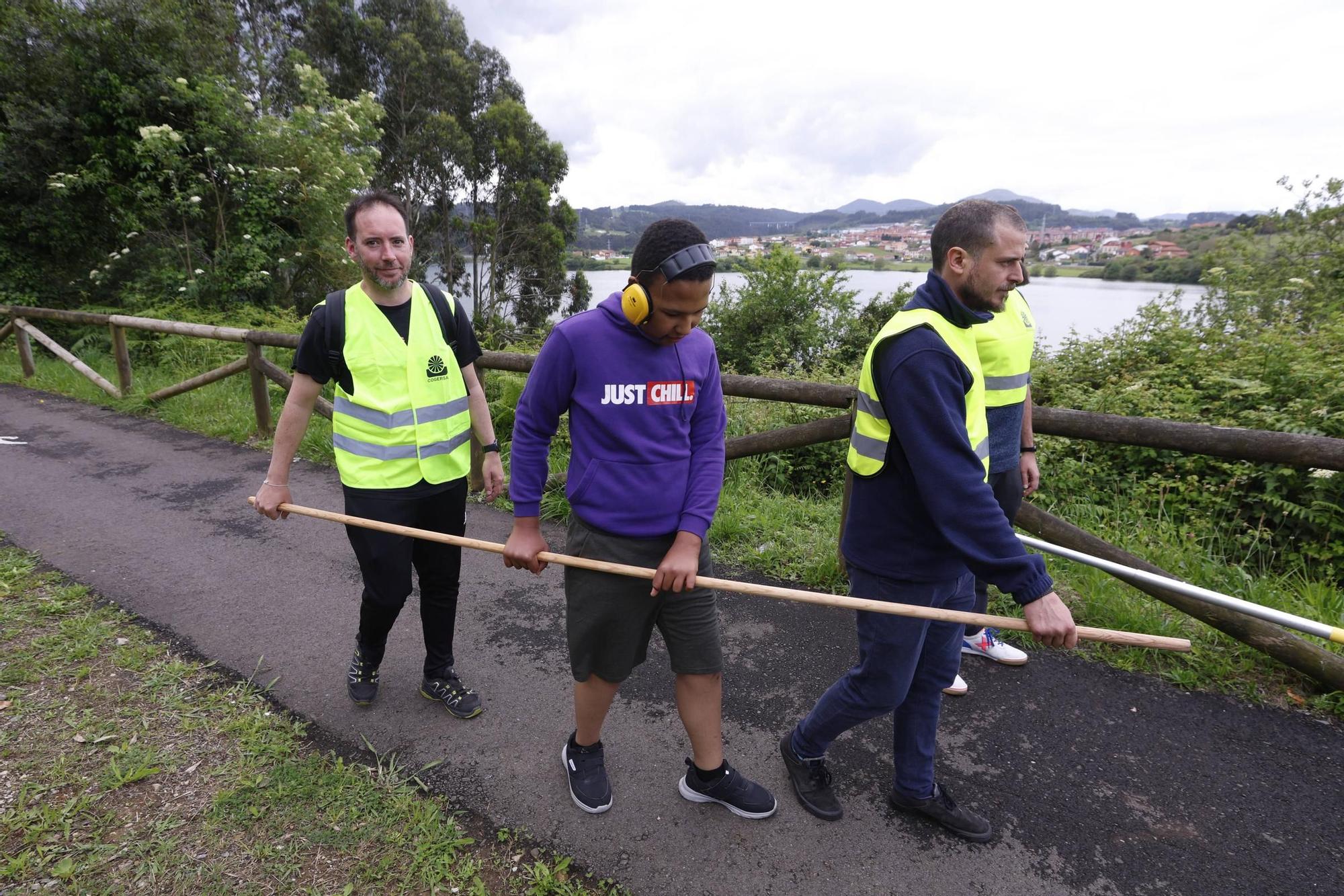 EN IMÁGENES: Así fue la ruta senderista en Corvera del alumnado del colegio San Cristóbal con voluntarios de Arcelor