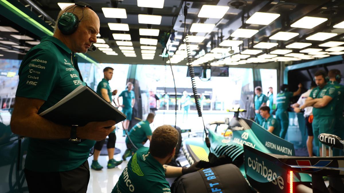Adrian Newey, máximo responsable técnico de Aston Martin, junto al coche de Alonso