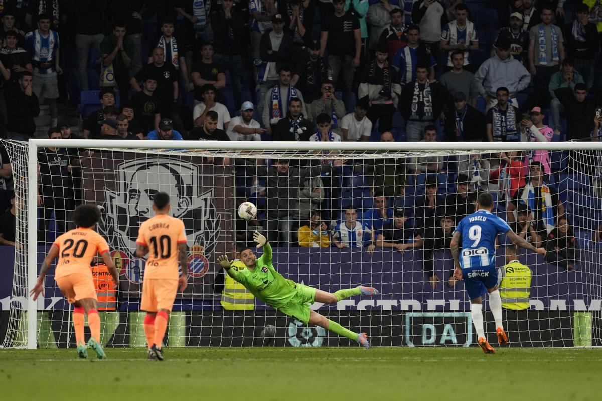 CORNELLÁ (BARCELONA), 24/05/2023.- El delantero del RCD Espanyol Joselu (d) marca de penalti el segundo gol del equipo, durante el encuentro correspondiente a la jornada 36 en Primera División que RCD Espanyol y Atlético de Madrid disputan hoy miércoles en el RCD Stadium, en Cornellá (Barcelona). EFE/ Alejandro García.