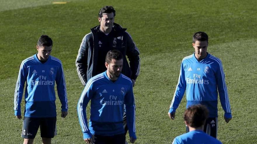 Solari, en el entrenamiento de ayer junto a Reguilón, Brahim y Nacho Fernández.