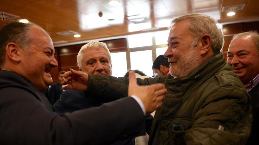 Rioboo y Sacristán se saludan, tras la toma de posesión del primero como alcalde de Culleredo.