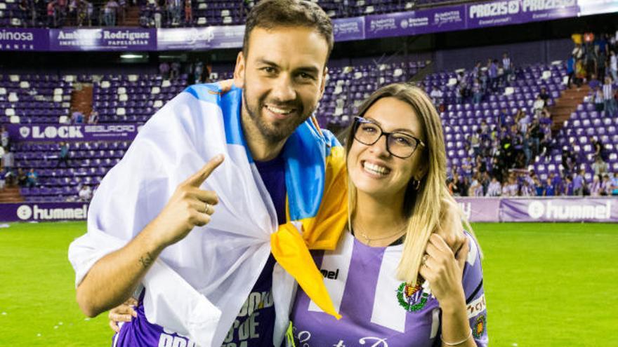 Deivid, junto a su esposa, durante la celebración de la fiesta del ascenso en Zorrilla.