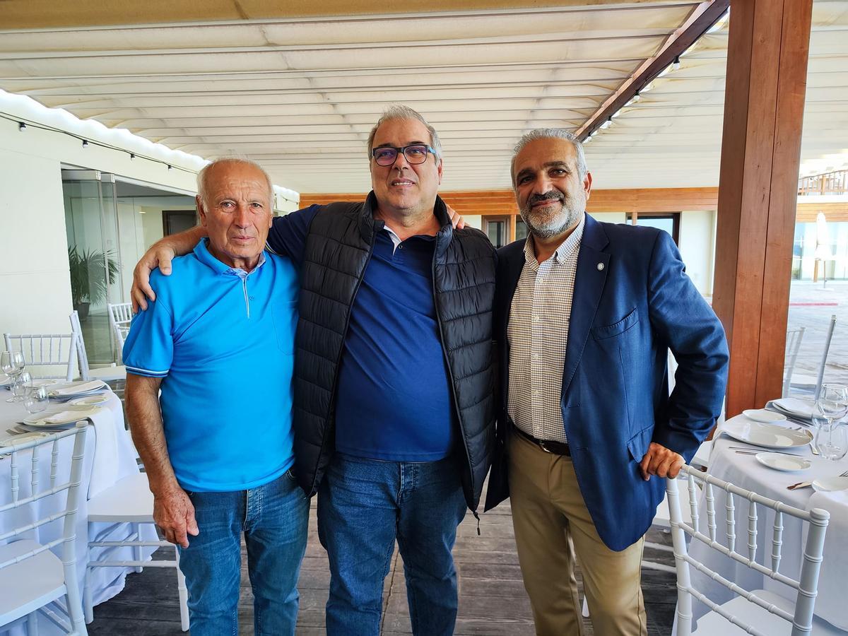 El empresario fallecido, Juan Souto (c) acompañado de su padre Manuel (i) y su hermano Raúl (d).