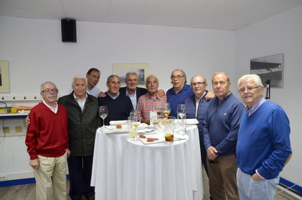 Arsenio, Beci, Manolete, Vicente, Manjarin, Manuel Pablo, Mosquera, Tino y Lendoiro, que por primera vez desde su salida volvió al estadio, entre los asistentes de 110% BLANQUIAZUL.