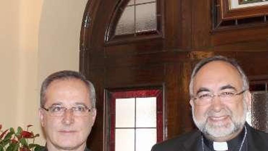 Antonio Nistal (izquierda), con monseñor Jesús Sanz Montes, ayer.