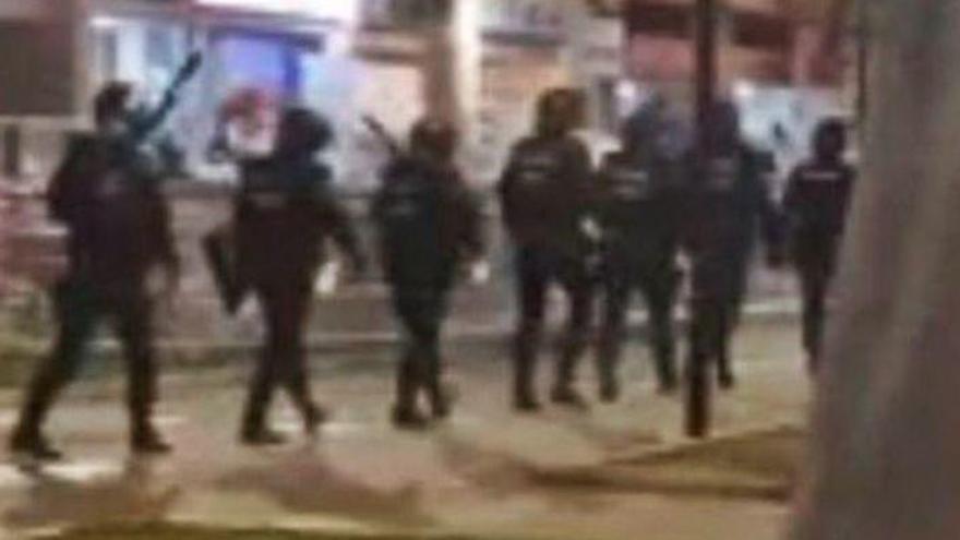 Fotogramas de un vídeo vecinal donde se aprecia el despliegue policial para controlar la pelea en Mislata, el pasado 4 de diciembre.