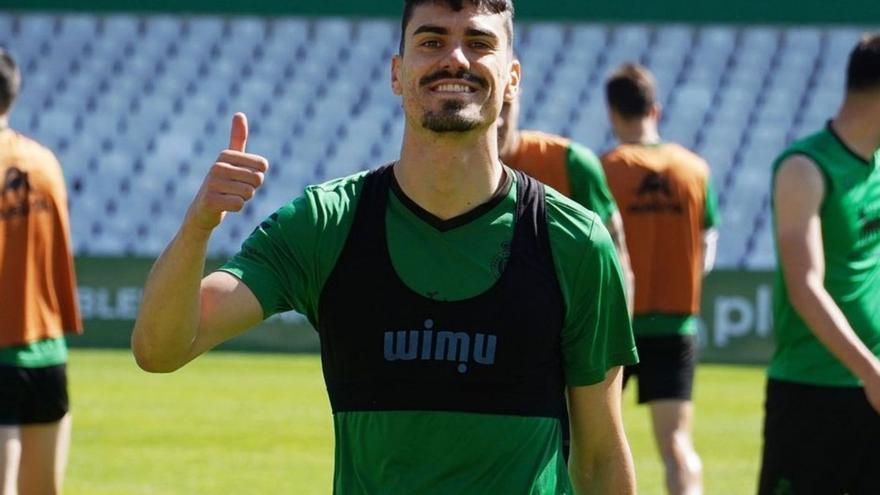 Arturo Molina, esta temporada, durante un entrenamiento con el Racing de Santander.  | PRENSA RACING SANTANDER