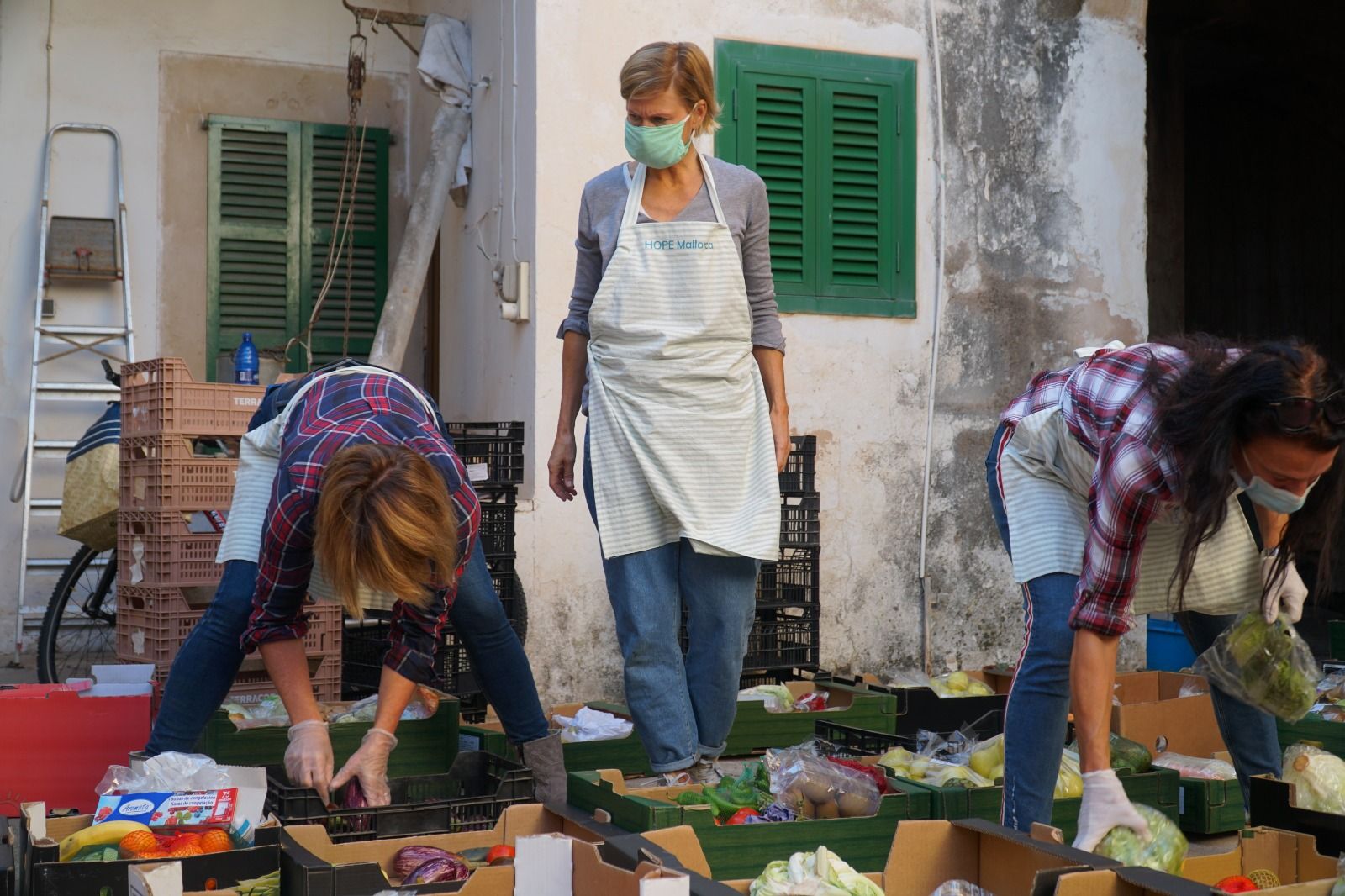 El voluntariado prepara las cajas de comida para distribuir entre los usuarios.