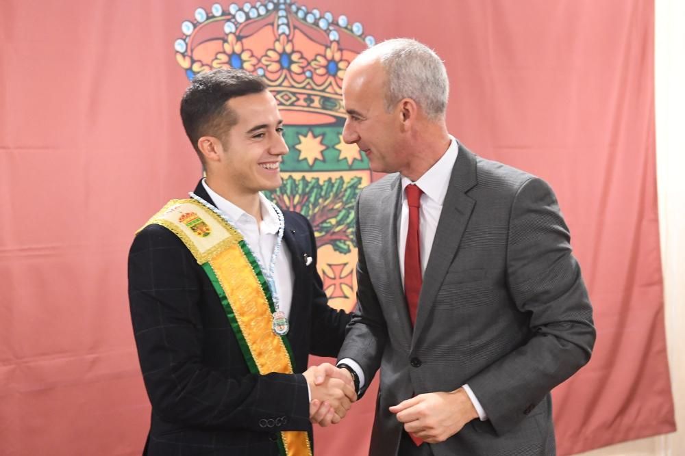 El jugador del Madrid pondrá nombre al campo de fútbol del Concello.