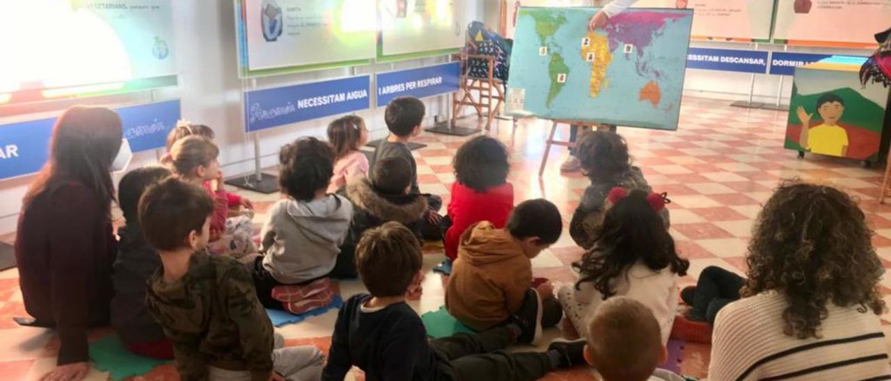 Alumnos de cuatro y cinco años de Formentera en la muestra Giramón en la sala del Ayuntamiento viejo.