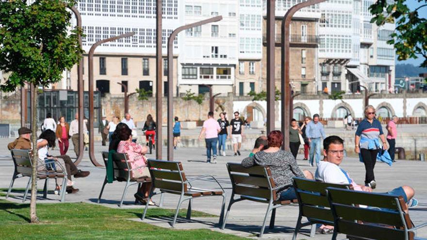 La Marina coruñesa, concurrida un día soleado.