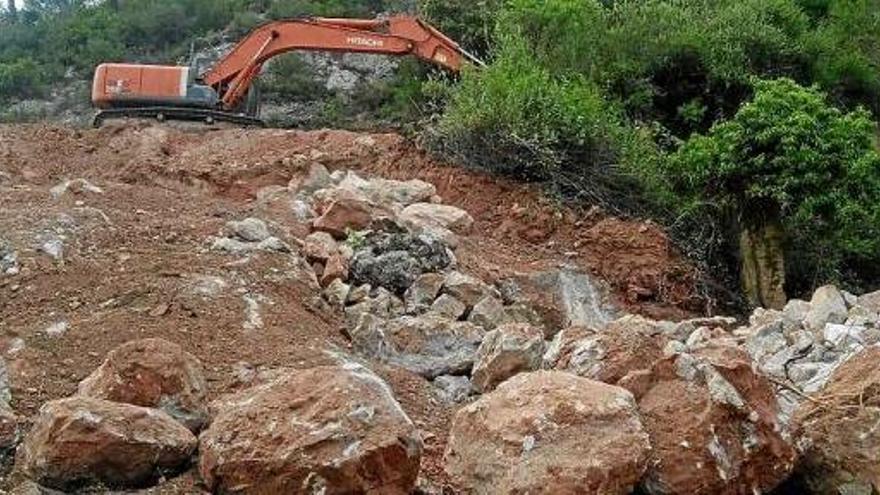 Màquina treballant a la zona de Roques Blanques, on ha d&#039;anar la pedrera