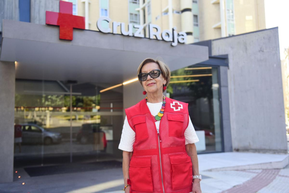 María Dolores Rivas (Loli) posa frente a la sede de Cruz Roja en A Coruña
