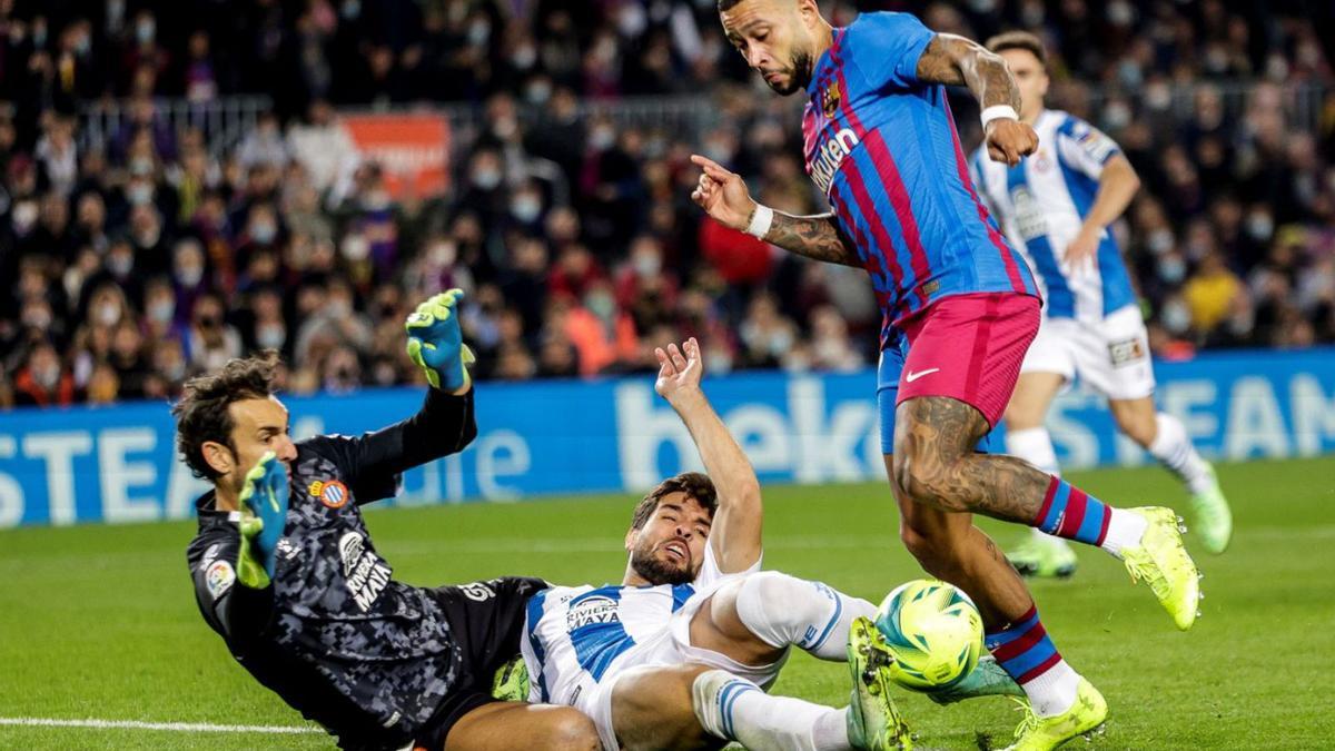 Aquesta acció convertida en penal per l’àrbitre va decidir el primer partit del Barça de Xavi | QUIQUE GARCÍA/EFE