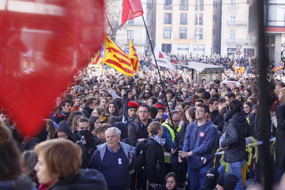 Concentració multitudinària a la seu de la Generalitat de Girona per reclamar la llibertat dels presos