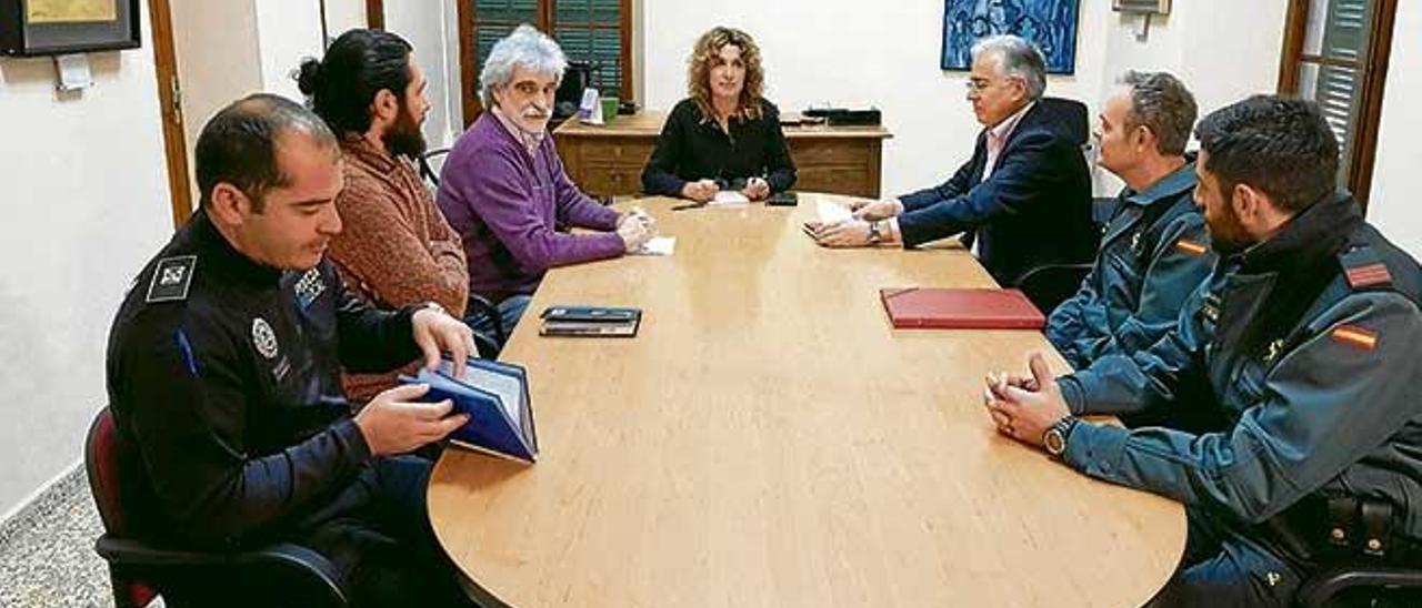 Instante de la reunión mantenida ayer, reclamada por la alcaldesa de Porreres.