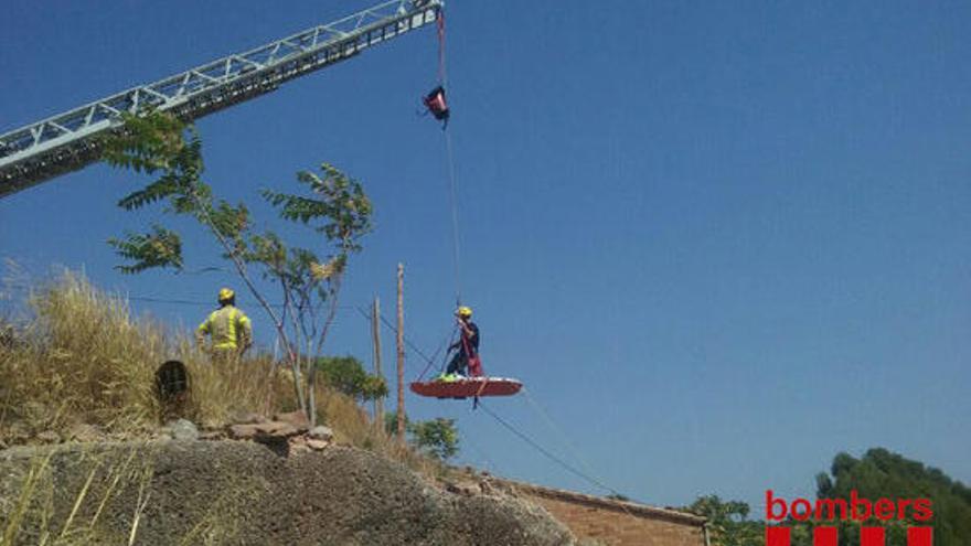 Els Bombers rescatant la dona accidentada a la Balma de Rajadell