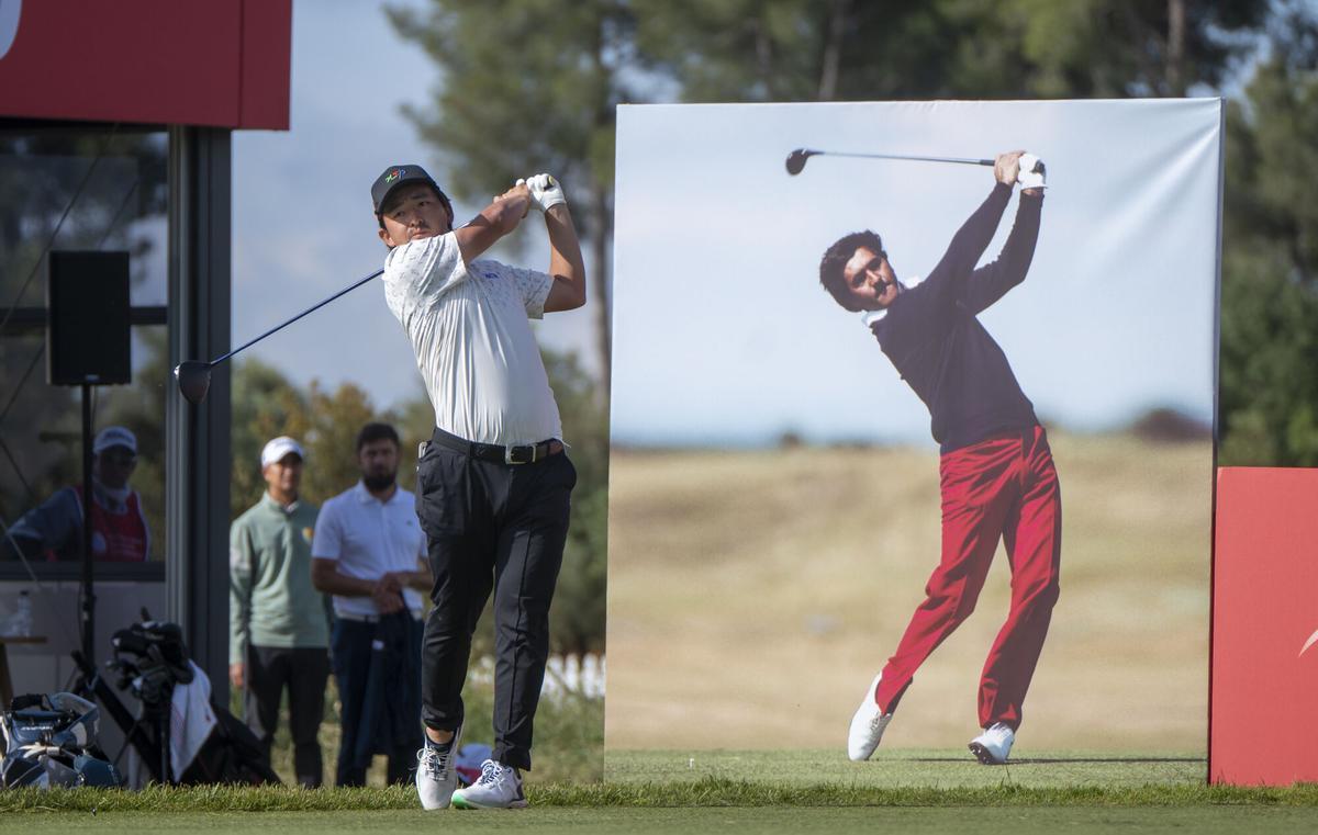 Barcelona. 07.05.2026. Deportes. Kota Kaneko golpea desde el ‘tee’ del hoyo 10 junto a una foto de Seve Ballesteros en el día que se inicia el Estrella Damm catalunya Champioship de golf y se rinde homenaje al jugador cántabro en el RC Golf El Prat, cuando se cumplen 15 años de su muerte. Fotografía de Jordi Cotrina