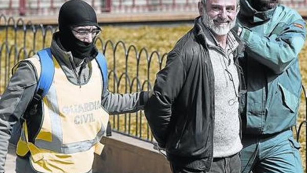 Uno de los detenidos, Fernando Arburua, tras el registro de la Guardia Civil en su domicilio, en San Sebastián.