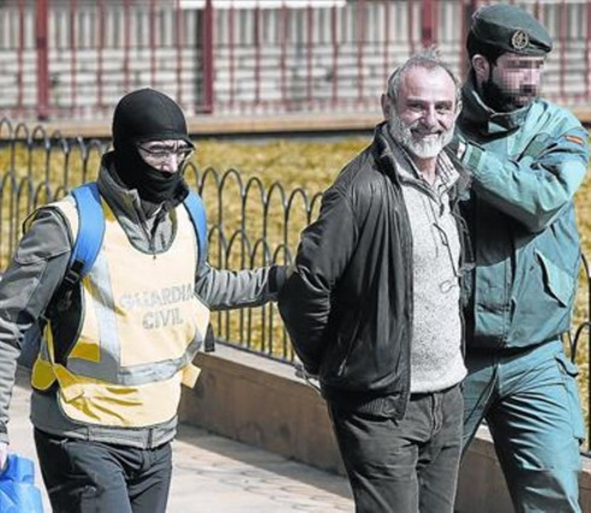 Un dels detinguts, Fernando Arburua, després del registre de la Guàrdia Civil al seu domicili, a Sant Sebastià. Un dels detinguts, Fernando Arburua, després del registre de la Guàrdia Civil al seu domicili, a Sant Sebastià.