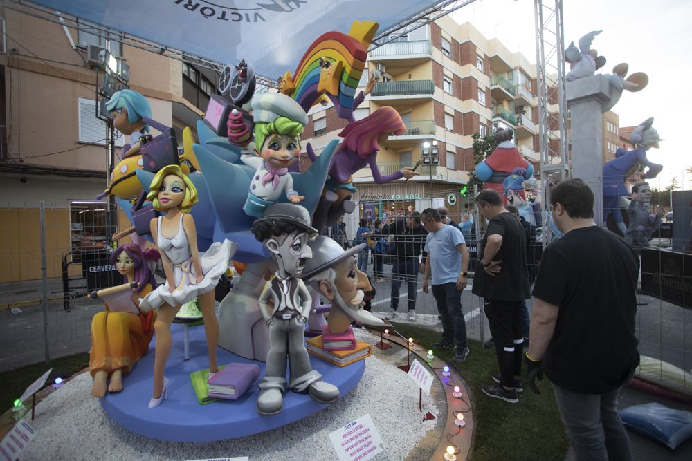 Trabajo en equipo al estilo fallero en la Plantà de las fallas de Sagunt