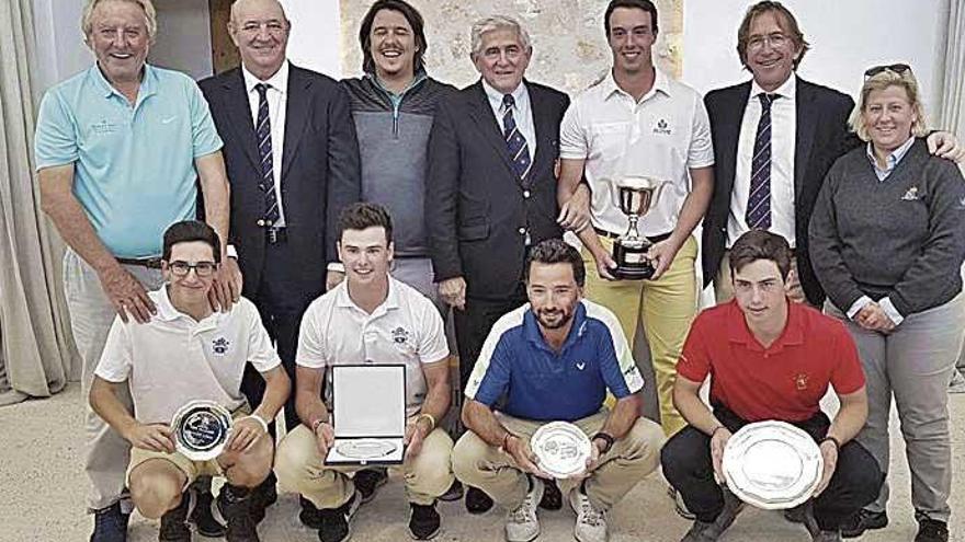 Los primeros clasificados posan tras la entrega de trofeos.