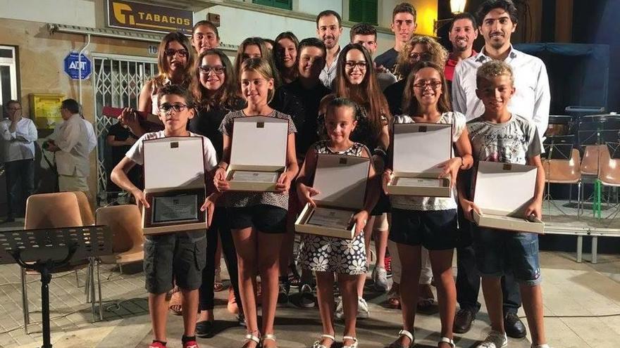 Ses Salines reconoce a deportistas y estudiantes y exhibe puntería con el &#039;tir amb fona&#039;