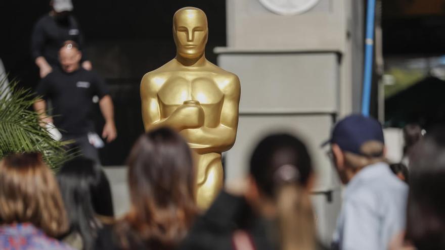 Una figura de un Oscar junto al Dolby Theatre de Los Ángeles.